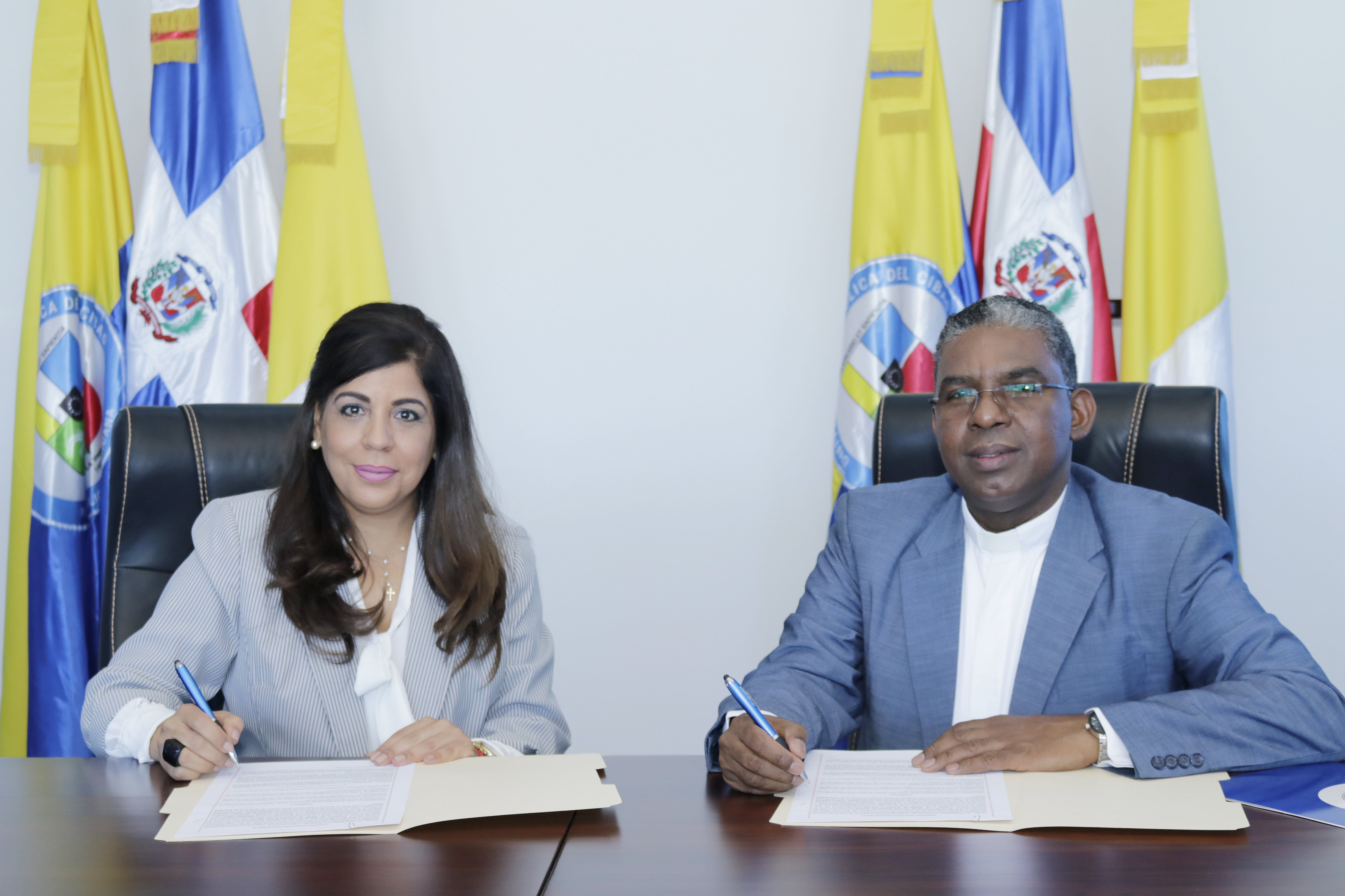 Rvdo. P. Dr. Sergio de la Cruz de los Santos Vicerrector Ejecutivo y Nieves Ramos Directora Corporativa de Recursos Humanos INDUVECA